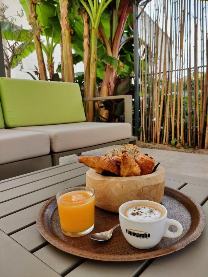 Chambres D'Hotes - Bed And Breakfast Les Palmiers Meze Bagian luar foto