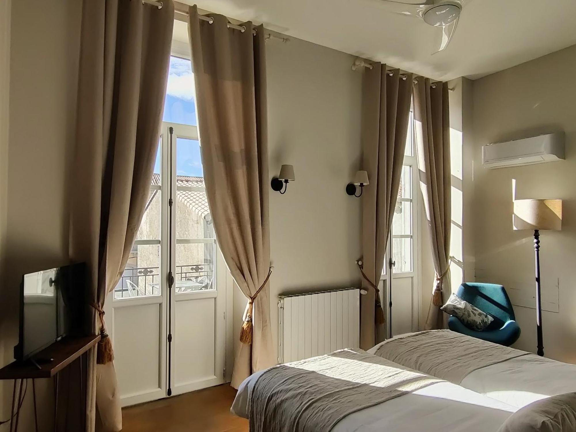 Chambres D'Hotes - Bed And Breakfast Les Palmiers Meze Bagian luar foto